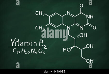 Modèle structural de la vitamine B2 (riboflavine) sur le tableau noir. Banque D'Images