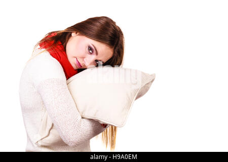 Femme sleepy fatigué girl holding pillow presque s'endormir. L'équilibre-santé sommeil concept. Femme étudiant ou travailleur avec manque de sommeil Banque D'Images