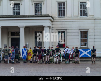 Scots Guards sont inspectés avant d'aller en congé en fun vêtements écossais Banque D'Images