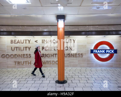 Les passagers passent devant le mémorial pour Frabk Pick a Piccadilly Circus Banque D'Images