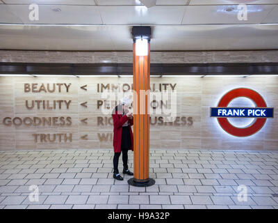 Les passagers passent devant le mémorial pour Frabk Pick a Piccadilly Circus Banque D'Images