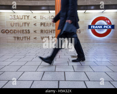 Les passagers passent devant le mémorial pour Frabk Pick a Piccadilly Circus Banque D'Images