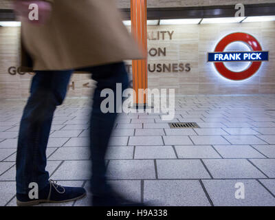 Les passagers passent devant le mémorial pour Frabk Pick a Piccadilly Circus Banque D'Images