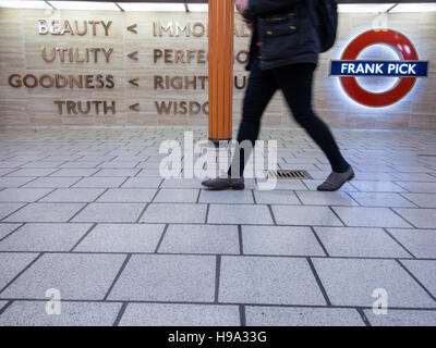 Les passagers passent devant le mémorial pour Frabk Pick a Piccadilly Circus Banque D'Images