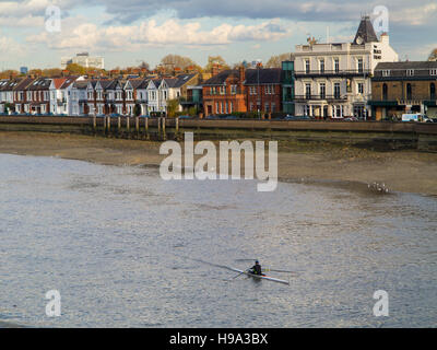 Un rameur sur la Tamise en passant Barnes Village Banque D'Images