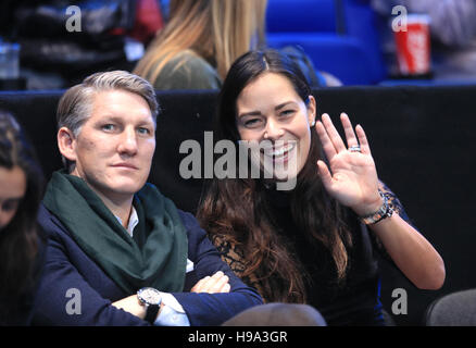 Bastian Schweinsteiger et Ana Ivanovic dans les stands pendant huit jours de la Barclays ATP World Tour finale au O2 de Londres. Banque D'Images