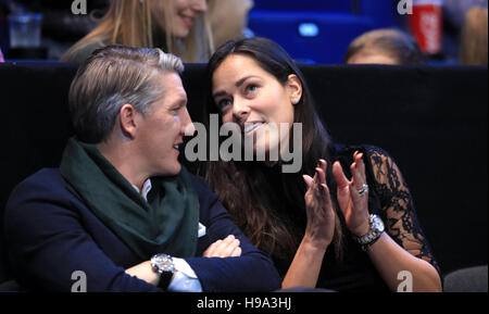 Bastian Schweinsteiger et Ana Ivanovic dans les stands pendant huit jours de la Barclays ATP World Tour finale au O2 de Londres. Banque D'Images