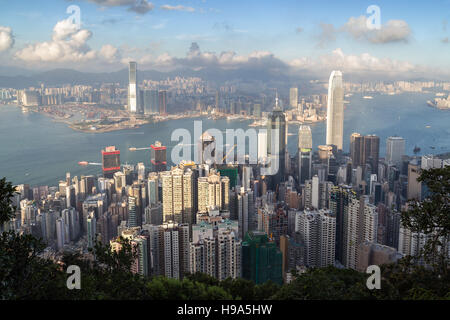 L'horizon de Hong Kong vue de la Pic Victoria à la lumière du jour. Banque D'Images