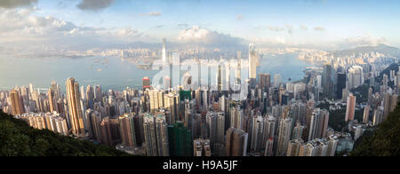 Vaste panorama sur les toits de Hong Kong vue de la Pic Victoria à la lumière du jour. Banque D'Images