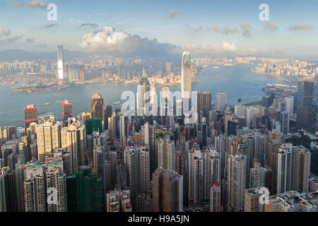 L'horizon de Hong Kong vue de la Pic Victoria à la lumière du jour. Banque D'Images