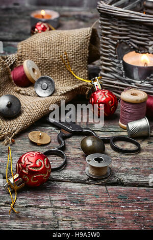 Ensemble d'outils de couture sur une table en bois et de décorations de Noël Banque D'Images