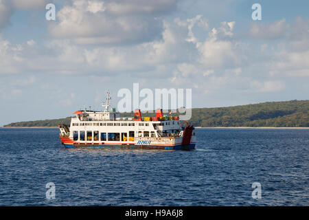 Ferry de Ketapan à Pelabuhan Gilimanuk sous un ciel bleu avec des nuages, de l'Indonésie. Banque D'Images