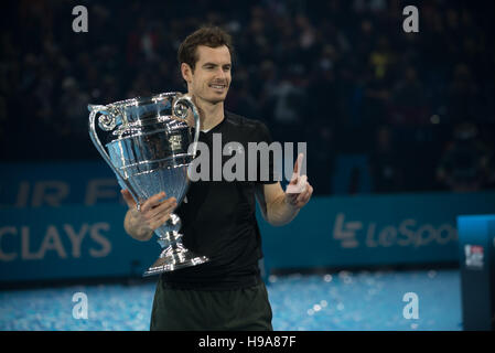 Londres, Royaume-Uni. 20 Nov, 2016. Barclays ATP Finales : des célibataires, Andy Murray (SCO) remporte le championnat contre Novak Djokovic (SRB) et célèbre avec le trophée de l'ATP World n°1. Credit : Alberto Pezzali/Pacific Press/Alamy Live News Banque D'Images