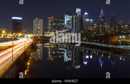 L'horizon de Philadelphie, Pennsylvanie de South Street Bridge at night Banque D'Images