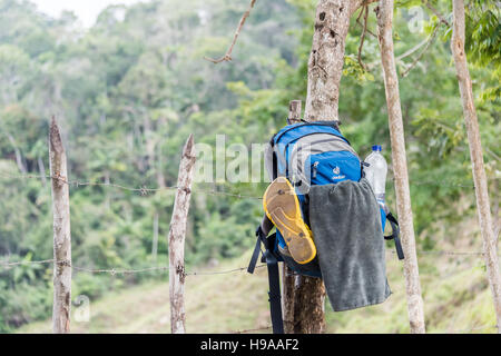 Sac à dos sur une randonnée jusqu'à la ville perdue dans le Parc National Tayrona Banque D'Images