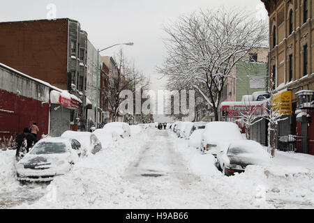 Voitures couvertes de neige Banque D'Images