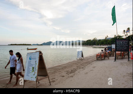 La plage de Chaweng, la plus grande et la plus célèbre plage de Ko Samui, Thaïlande. Banque D'Images