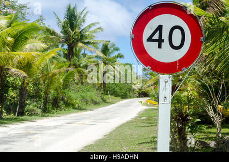 Vitesse limite à côté de la route en passant par les cocotiers, Anaiki, Niue, le Pacifique Sud, l'Océanie Banque D'Images