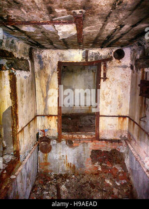 Tourisme militaire et vidéo Wargame. Bunker militaire souterrain à partir de la seconde guerre mondiale en mer Baltique : portes, armature en acier, béton et plafonds Banque D'Images