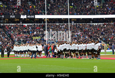 Mascottes de l'Angleterre avec l'équipe de ligne de chanter l'hymne national avant de lancer au cours de l'automne match international au stade de Twickenham, Londres Banque D'Images