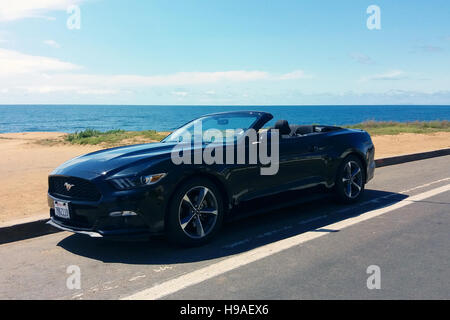 Ford Mustang décapotable noire à San Diego, Sunset Cliffs Blvd, California, USA Banque D'Images