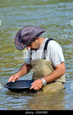 Chercheur d'or français participant à la coupe d'Europe l'orpaillage dans le Gardon dans le Gard Banque D'Images