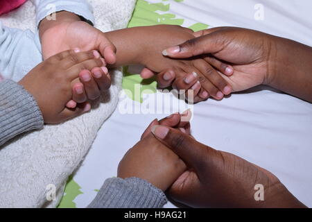 De plus réconfortant pour les enfants sister holding hands Banque D'Images