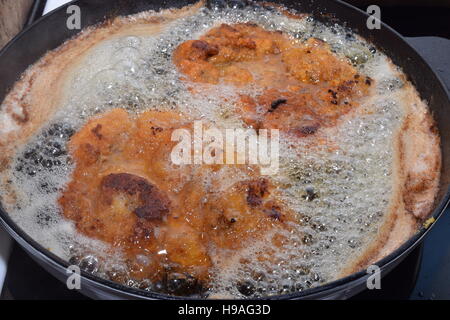 Wiener Schnitzel dans une casserole Banque D'Images