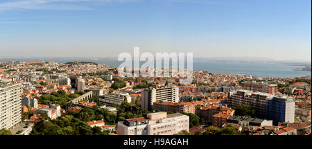 Vue panoramique vers la vieille ville et sur le Tage depuis le dernier point d'Amoreiras à Lisbonne, Portugal Banque D'Images