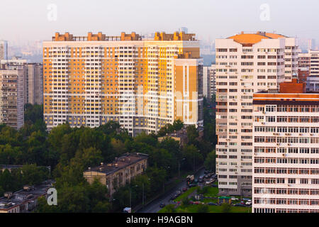 Vue aérienne de Moscou à l'horizon de la soirée. Le District de Kountsevo, Moscou, Russie. Banque D'Images