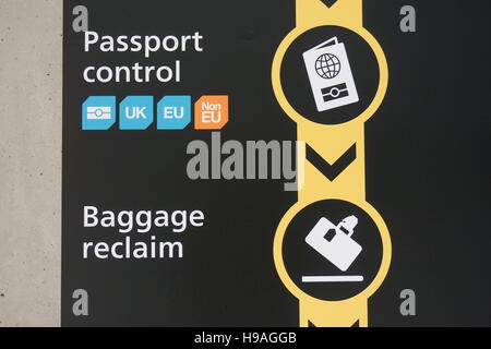 Le Royaume-Uni et l'autre contrôle des passeports et de l'immigration les voies réservées à l'Aéroport International de Londres Heathrow (LHR) Banque D'Images