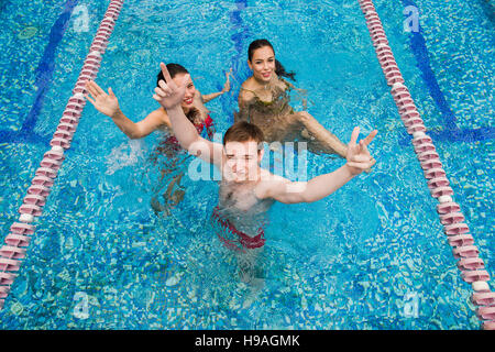 Parti à la piscine. trois amis danser à l'intérieur Banque D'Images