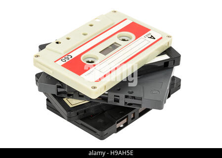 Pile de cassettes audio vintage isolé sur fond blanc avec clipping path Banque D'Images
