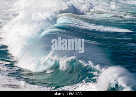 Les grandes vagues de l'océan sur la côte nord d'Oahu Hawaii à Waimea Bay Banque D'Images