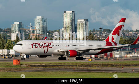 Air Canada Rouge Boeing 767-300ER C-FMLV avion à fuselage large prêt au décollage de l'Aéroport International de Vancouver, Canada Banque D'Images