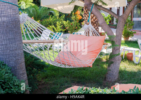 Hammork dans un jardin avec un grand coussin Banque D'Images