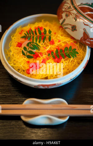 Sushi recouverts d'une couche de brins d'oeufs à Kichisen, le restaurant de l'ancien chef Yoshimi Tanigawa. Kyoto, Japon. Banque D'Images