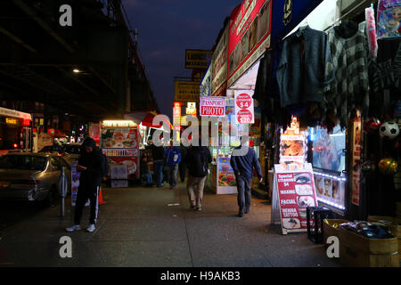 Une scène nocturne de Jackson Heights, Roosevelt Avenue, Queens, New York Street Banque D'Images