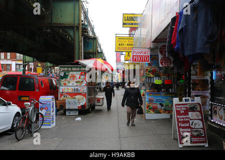 Les gens qui marchent le long de la route principale de Roosevelt Avenue dans le quartier de Jackson Heights, Queens, New York, NY Banque D'Images