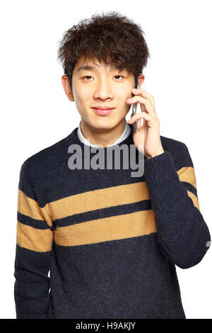 Happy young man talking on mobilephone, smiling at camera, heureux. Banque D'Images