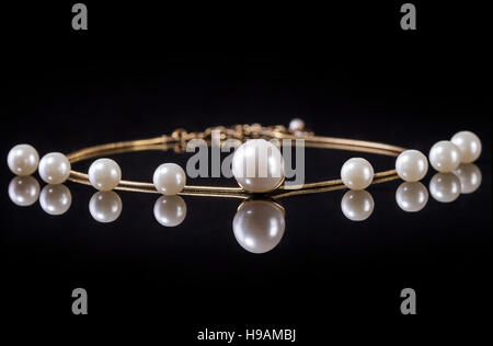 Collier de perles blanches sur fond noir. L'accent sur le grand pearl ! Banque D'Images