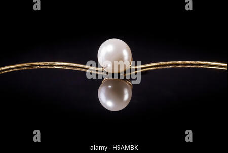 Collier de perles blanches sur fond noir. L'accent sur le grand pearl ! Banque D'Images