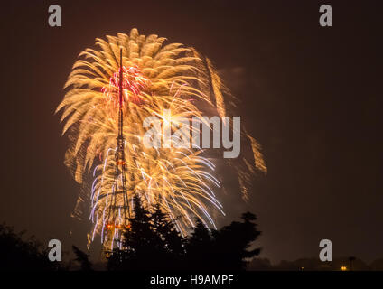 Plus d'artifice Palaca cristal de transmission radio sur la nuit de Guy Fawkes aussi connu sous le feu d'artifice, Nuit nuit le 5 novembre, Londres Banque D'Images