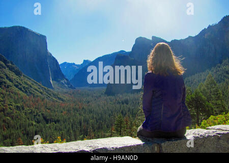Femme regardant la vallée Yosemite de vue de tunnel dans la région de Yosemite National Park. Banque D'Images