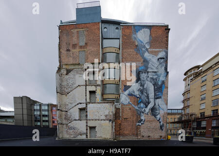 Les Jeux du Commonwealth de Glasgow murales peintes sur les côtés des bâtiments,badminton à Glasgow candleriggs Banque D'Images