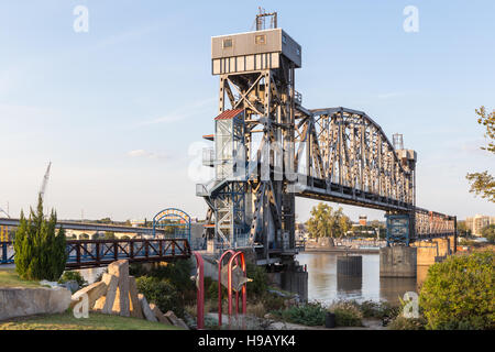 La Jonction pont sur le sentier de la rivière de l'Arkansas à Little Rock, Arkansas. Banque D'Images