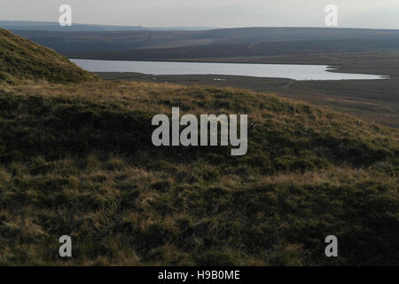 Soir vue de basse colline côté nord Ovenden Moor à Warley Moor Réservoir et Stoodley Pike, Monument de la paix au Sud Pennines, UK Banque D'Images