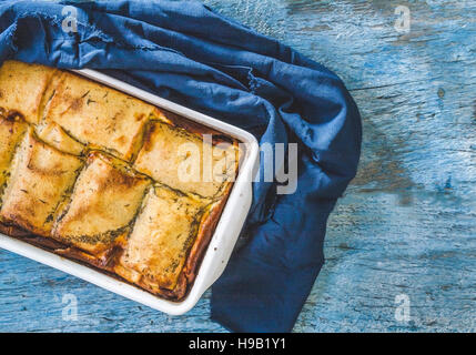 Crêpes farcies au four sur un fond bleu et une vieille serviette bleu Vue de dessus Banque D'Images