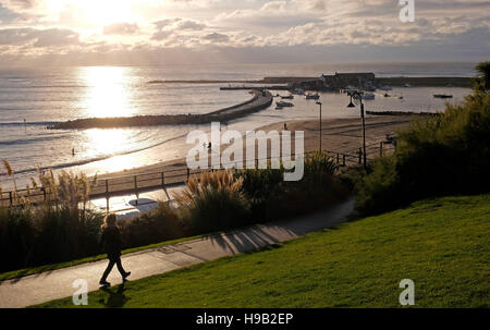 Vue depuis les jardins à Lister sur la baie et plage de Lyme Regis Dorset Banque D'Images