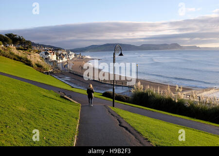 Vue depuis les jardins à Lister sur la baie et plage de Lyme Regis Dorset Banque D'Images